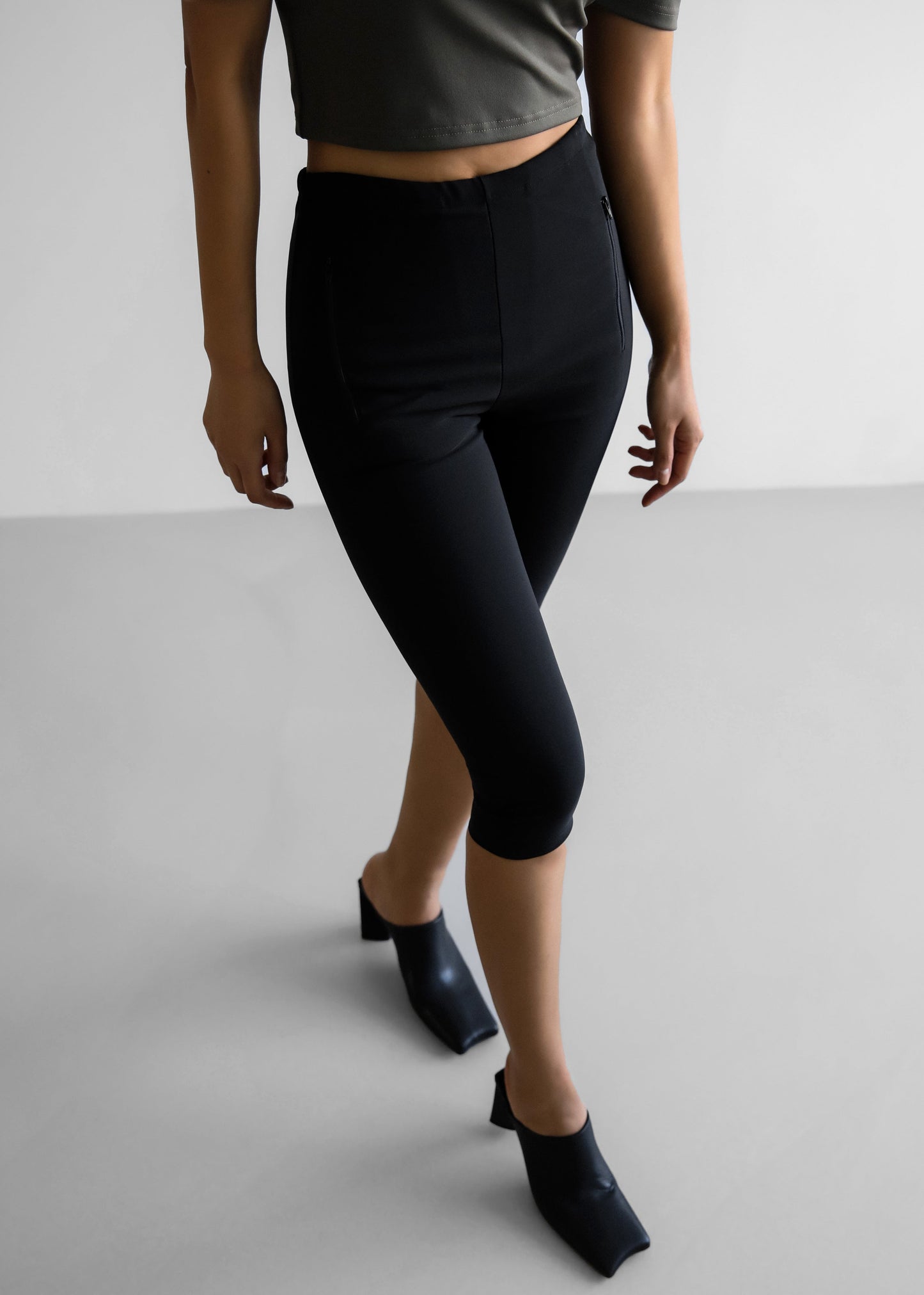 Desara Capri Leggings - Black